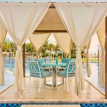 Waldorf Astoria Dubai Palm Jumeirah Esterno foto Cabana at the pool