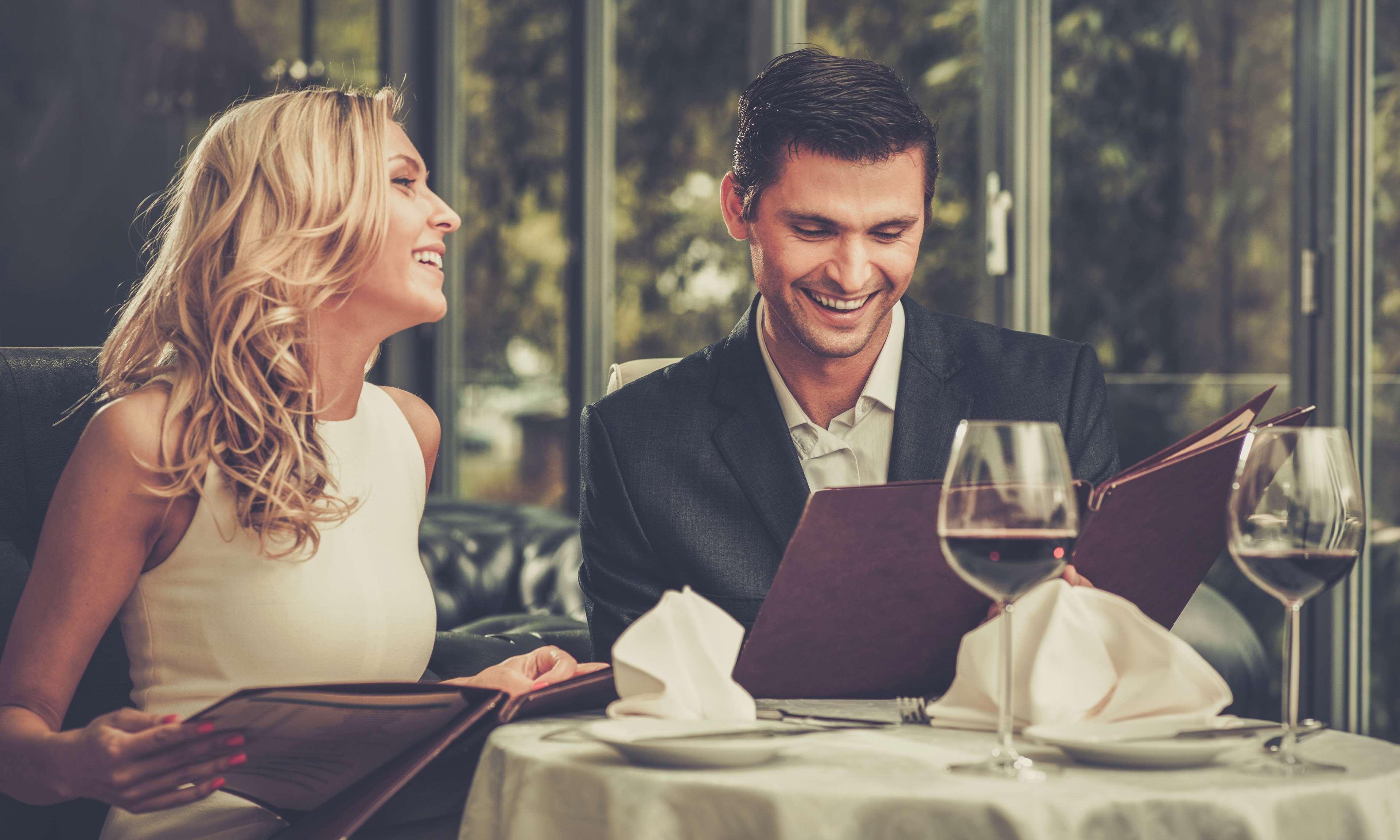 Waldorf Astoria Dubai Palm Jumeirah Esterno foto A couple dining at a restaurant