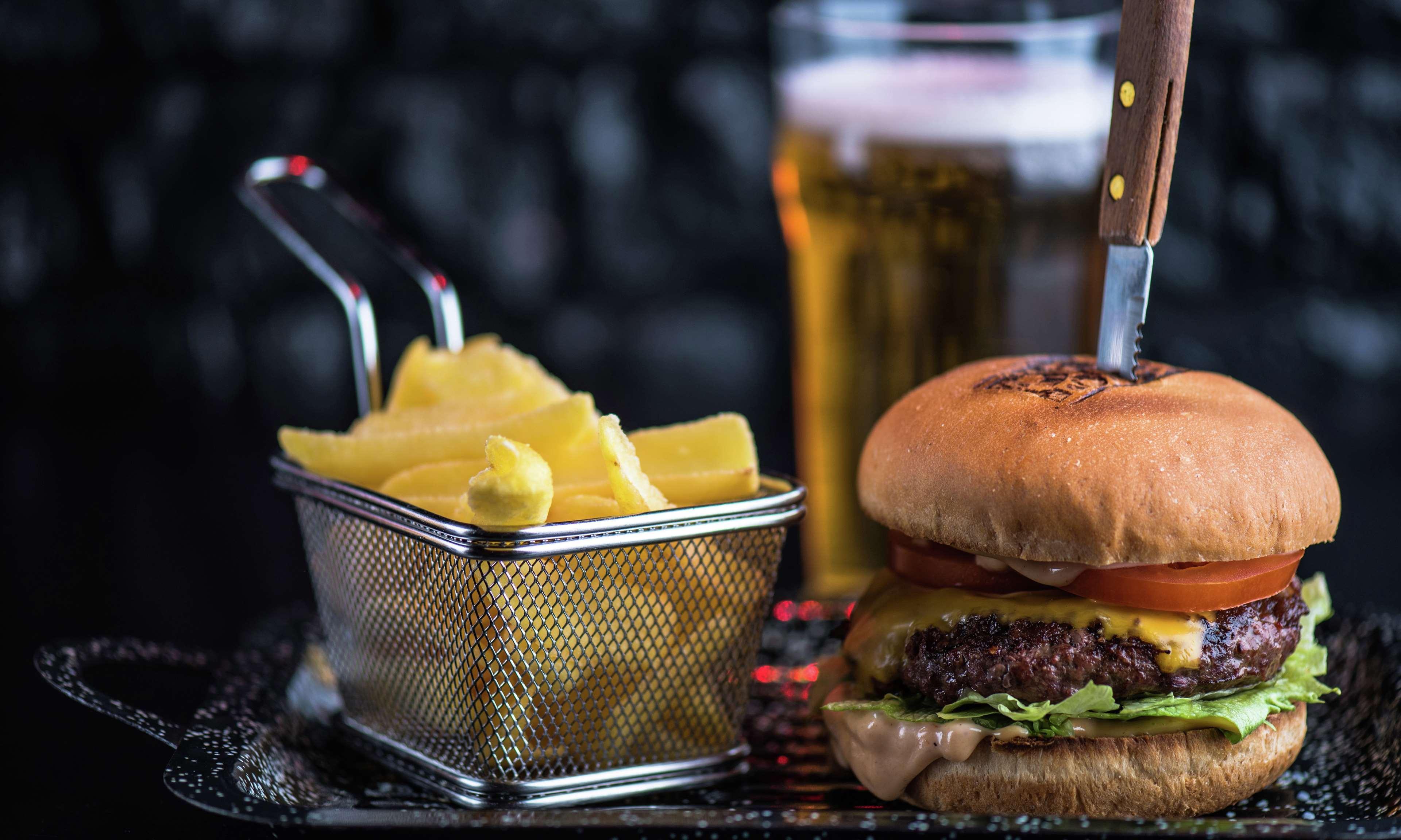Waldorf Astoria Dubai Palm Jumeirah Esterno foto A cheeseburger with chips and a beer