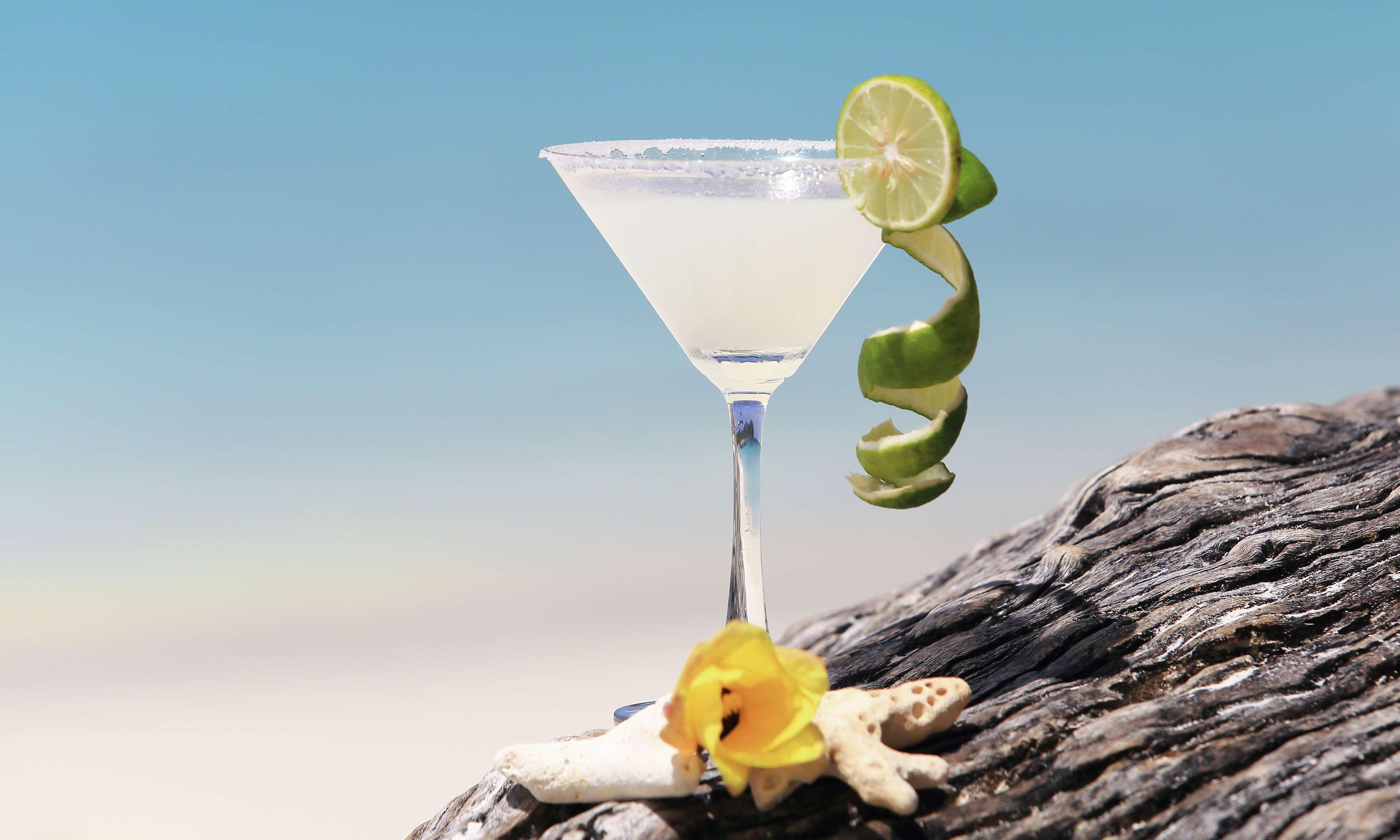Waldorf Astoria Dubai Palm Jumeirah Esterno foto A margarita garnished with lime