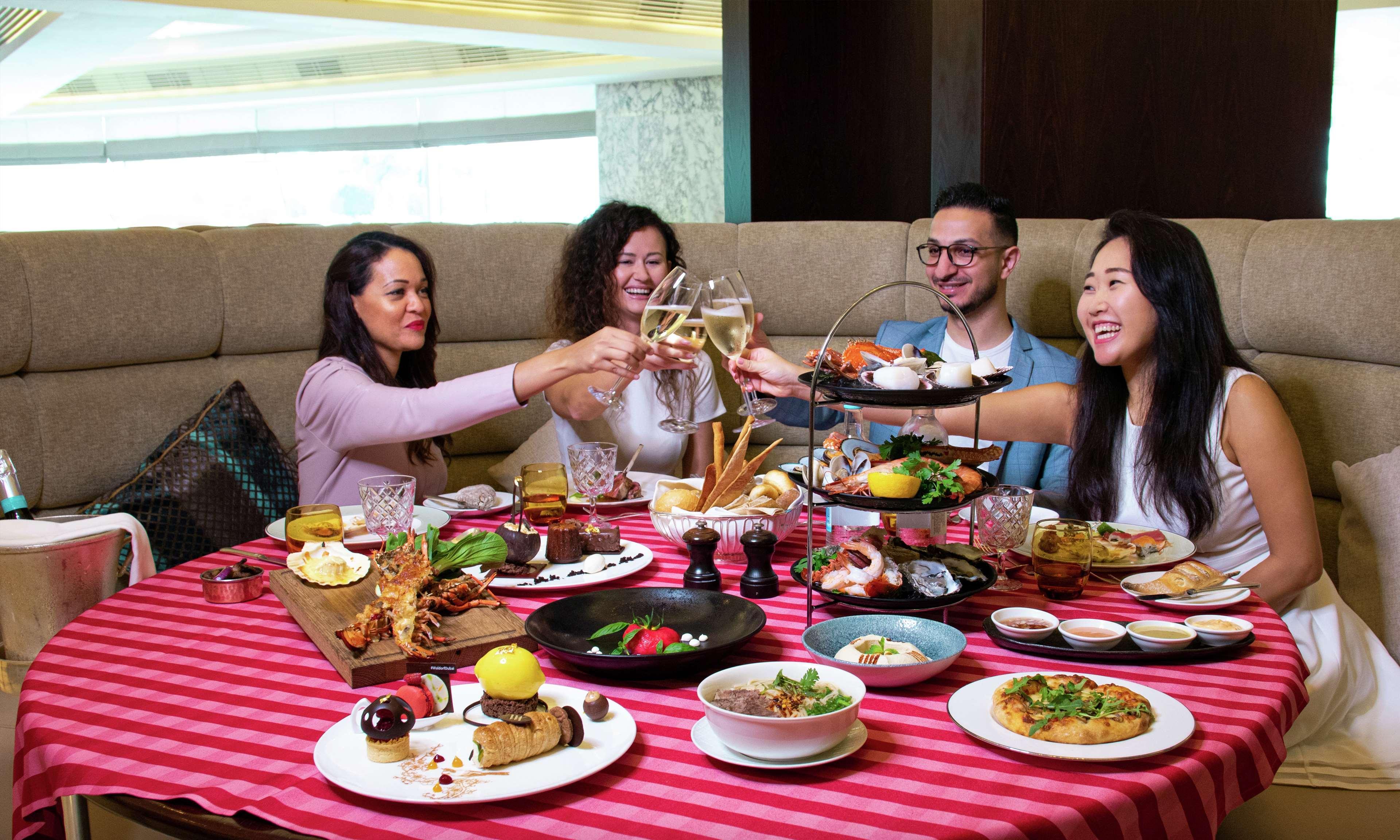 Waldorf Astoria Dubai Palm Jumeirah Esterno foto A group of friends dining together