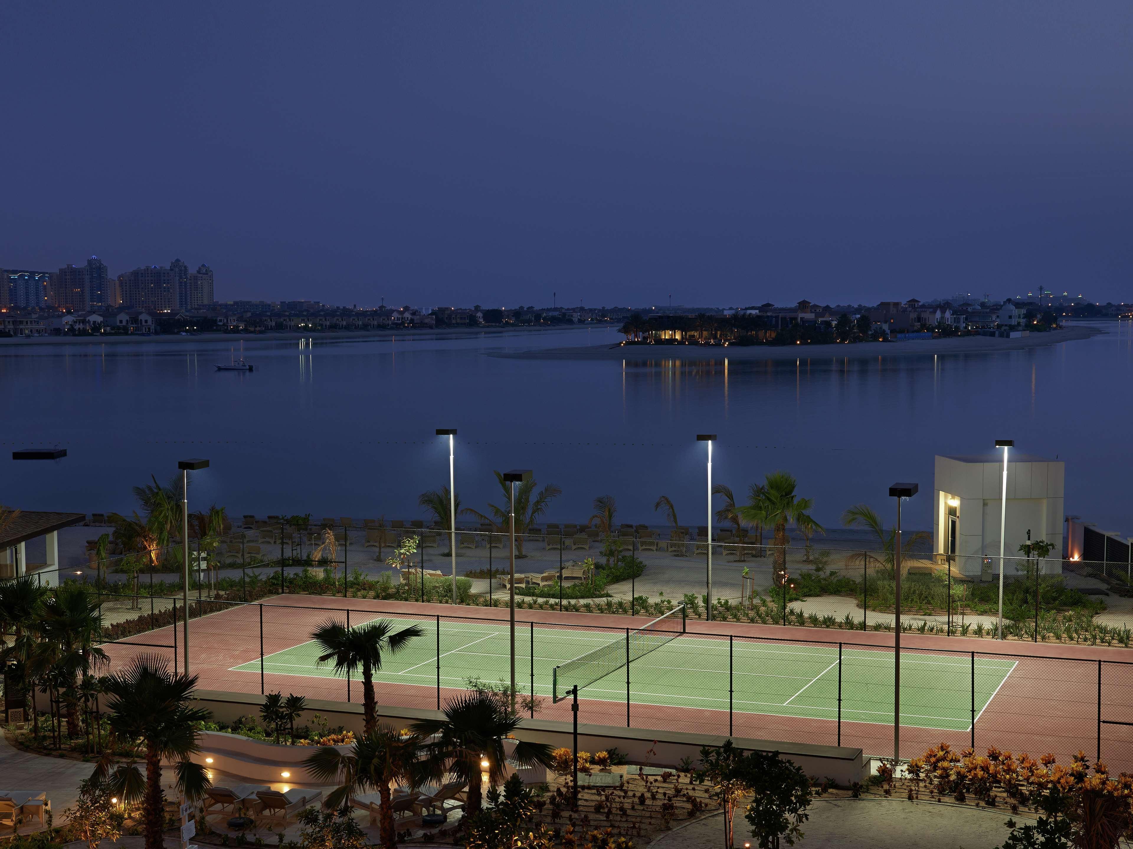 Waldorf Astoria Dubai Palm Jumeirah Esterno foto Tennis courts at the Park