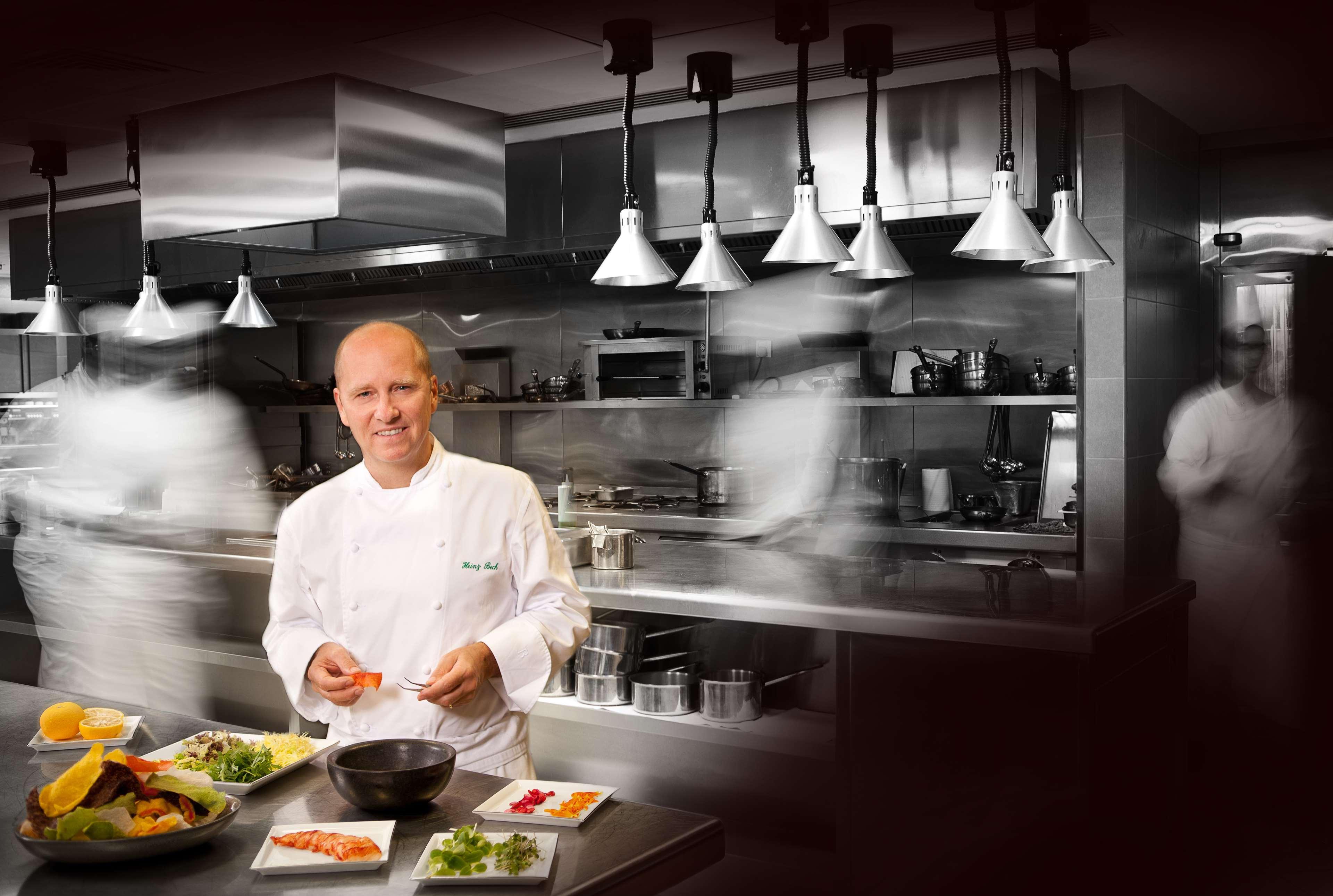 Waldorf Astoria Dubai Palm Jumeirah Esterno foto Chef in a restaurant kitchen