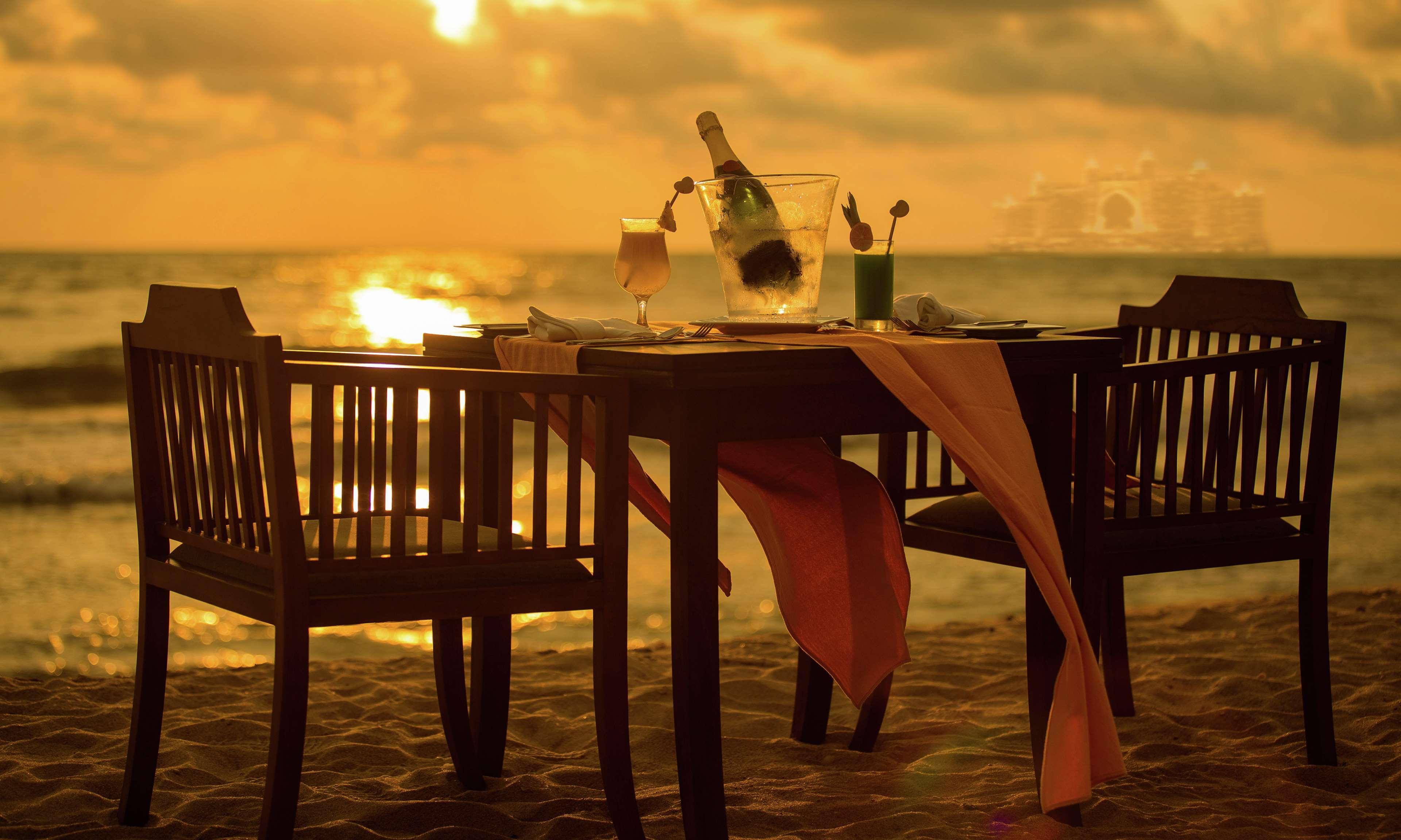 Waldorf Astoria Dubai Palm Jumeirah Esterno foto A beachside dining experience at the Taj Bengal