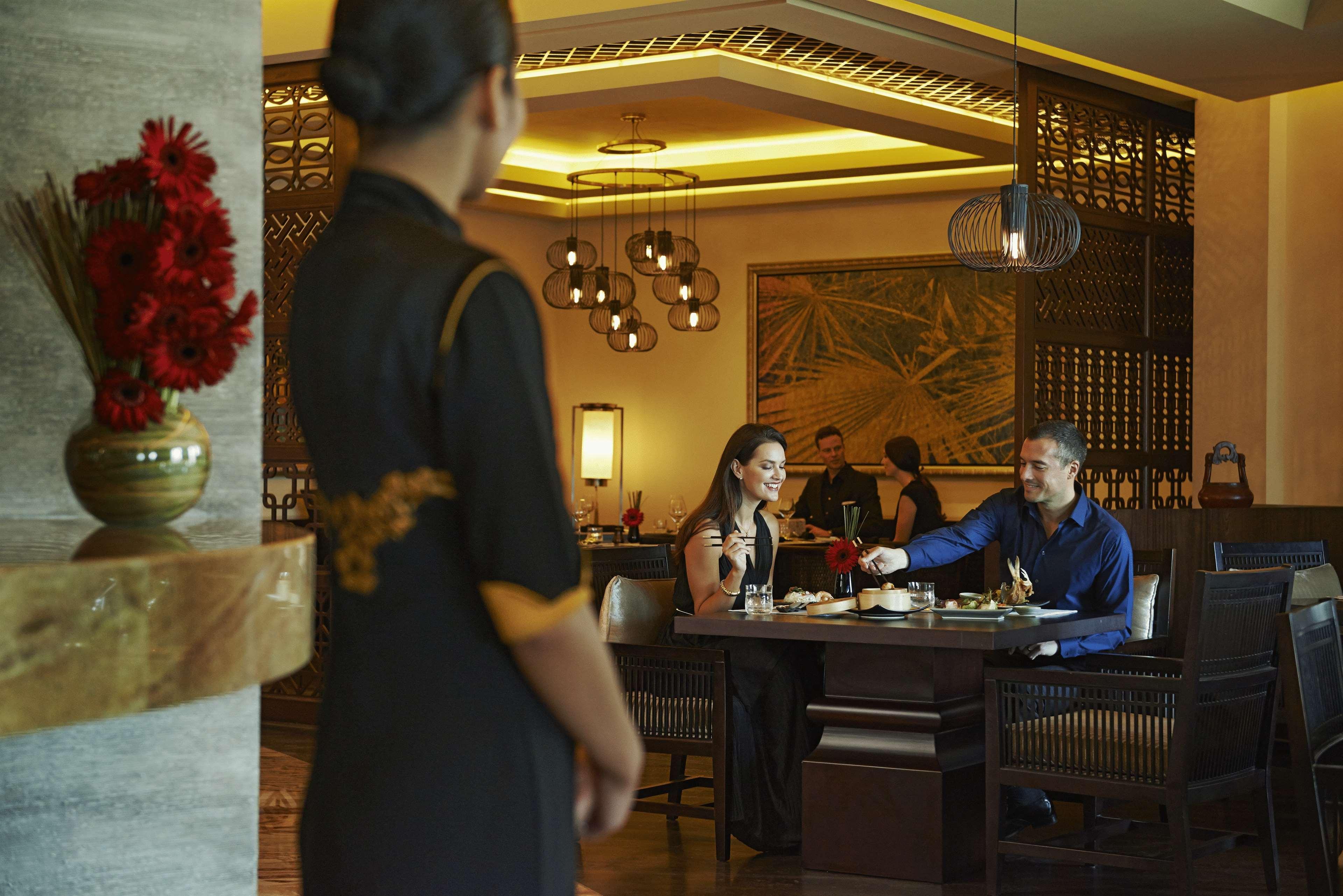 Waldorf Astoria Dubai Palm Jumeirah Esterno foto A restaurant in a hotel
