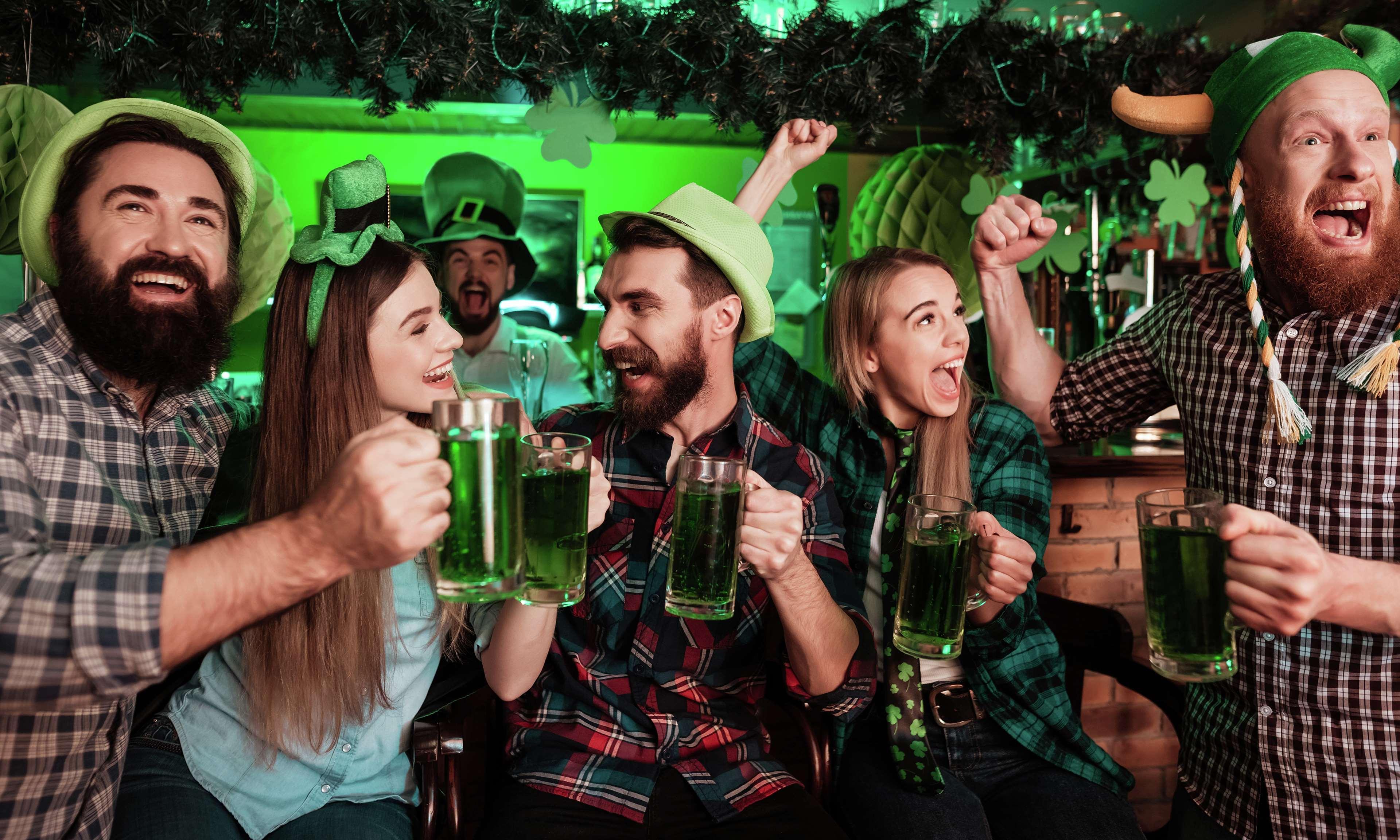 Waldorf Astoria Dubai Palm Jumeirah Esterno foto St. Patrick's Day celebration in a pub