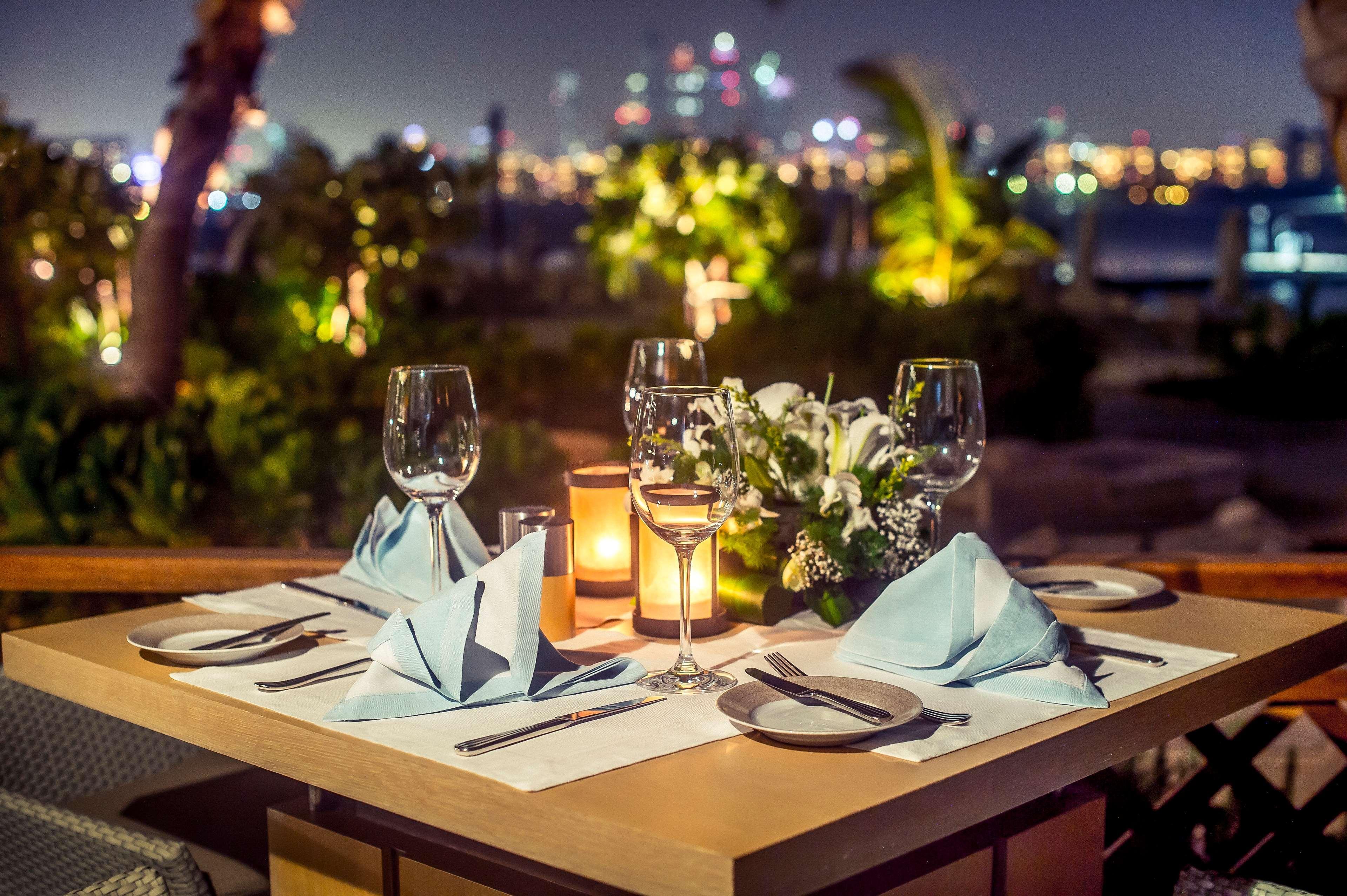 Waldorf Astoria Dubai Palm Jumeirah Esterno foto The Deck