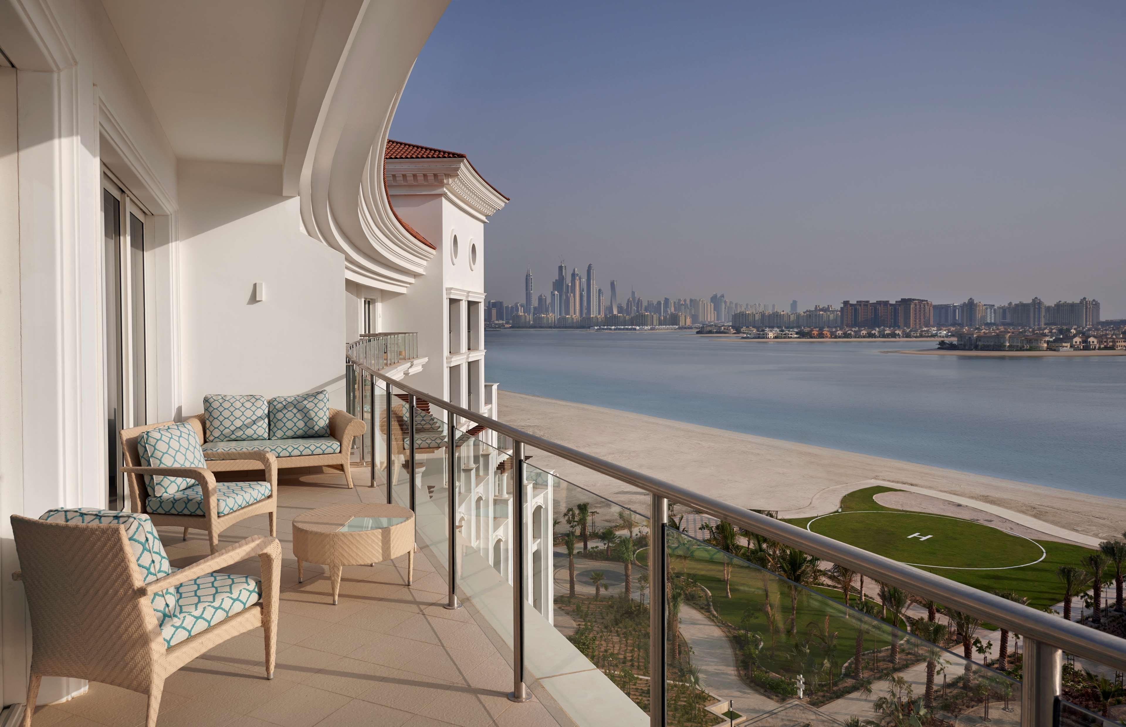 Waldorf Astoria Dubai Palm Jumeirah Esterno foto A balcony at Jumeirah Beach Hotel