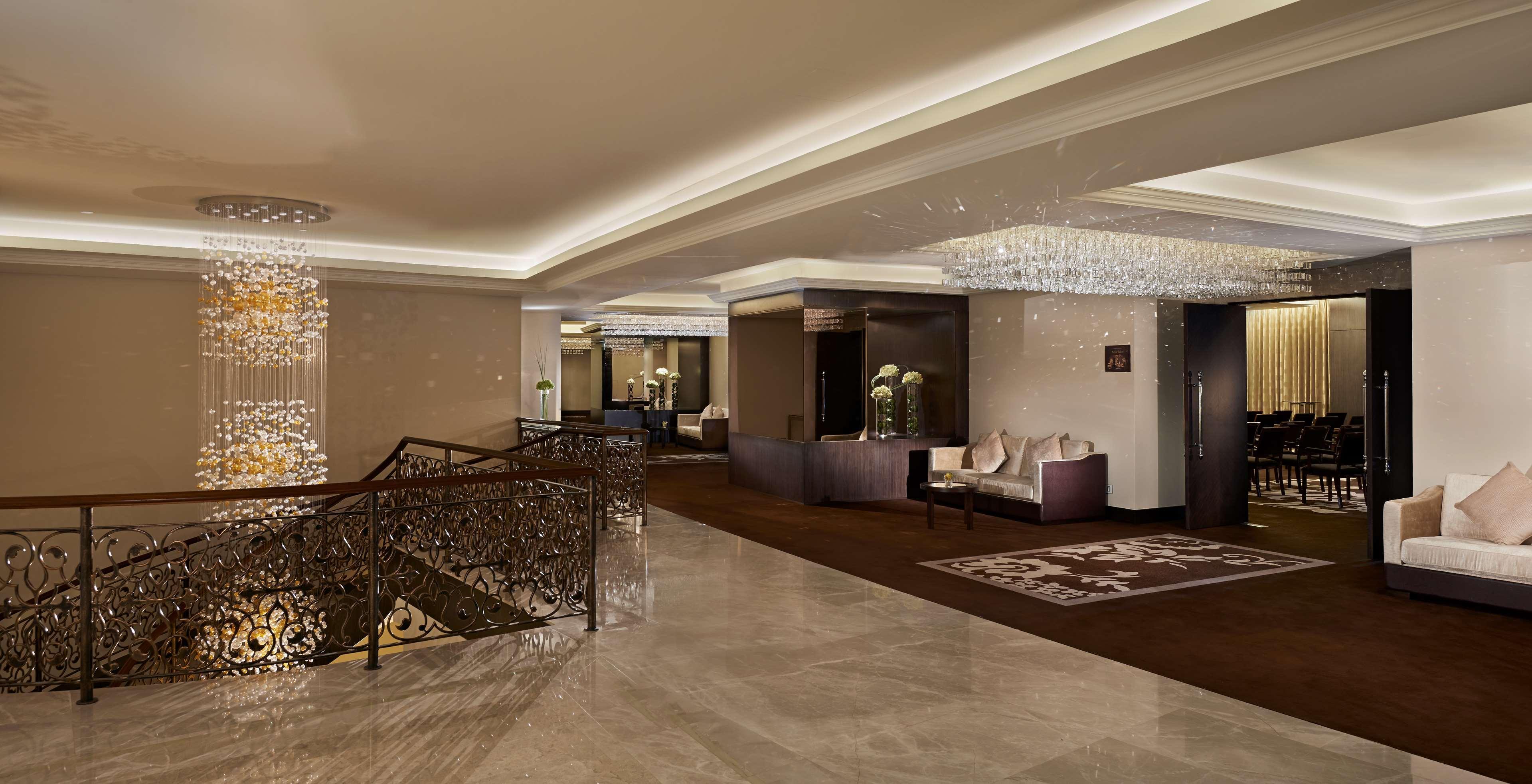 Waldorf Astoria Dubai Palm Jumeirah Esterno foto The lobby of the hotel