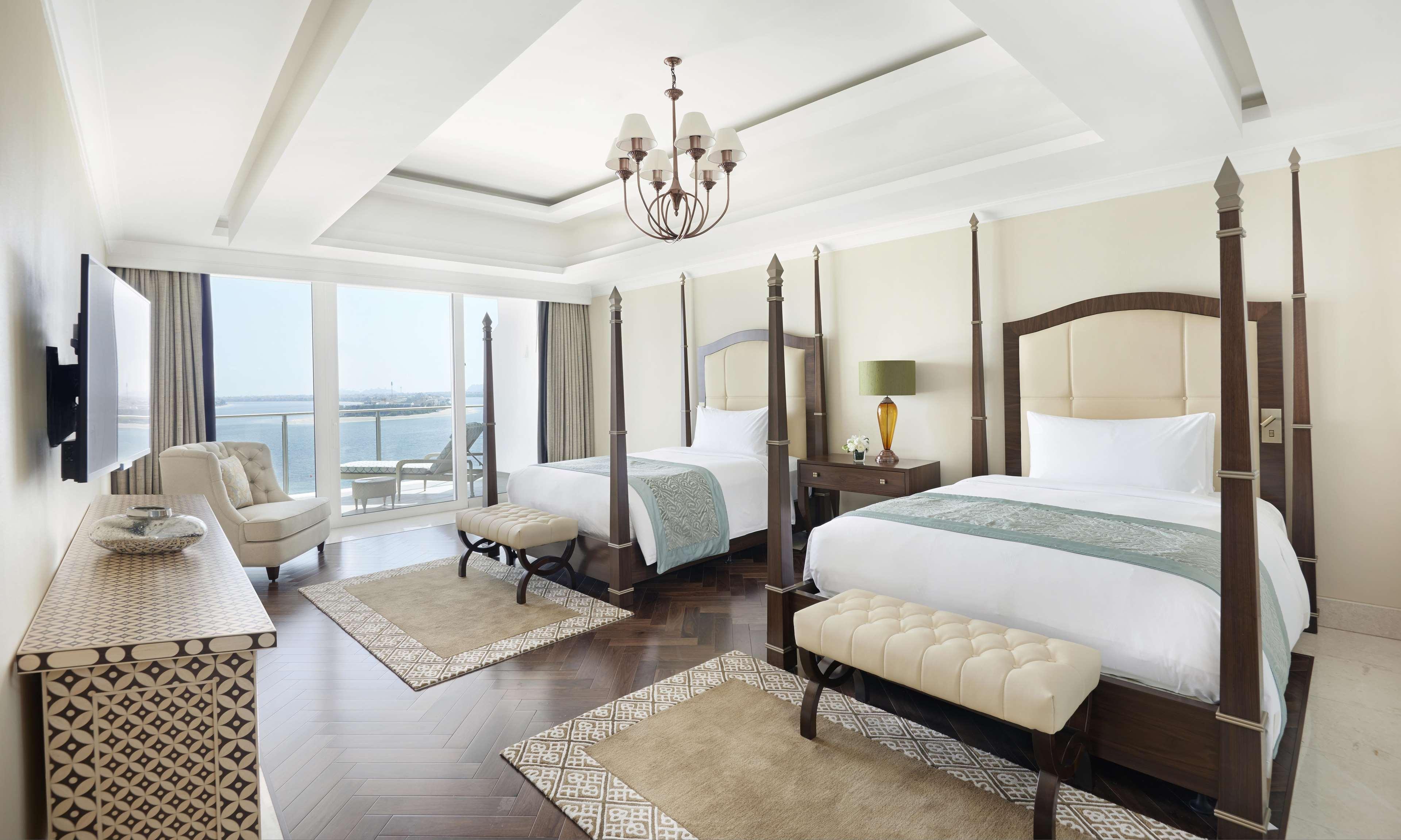 Waldorf Astoria Dubai Palm Jumeirah Esterno foto A bedroom at the Ritz-Carlton, Bahrain
