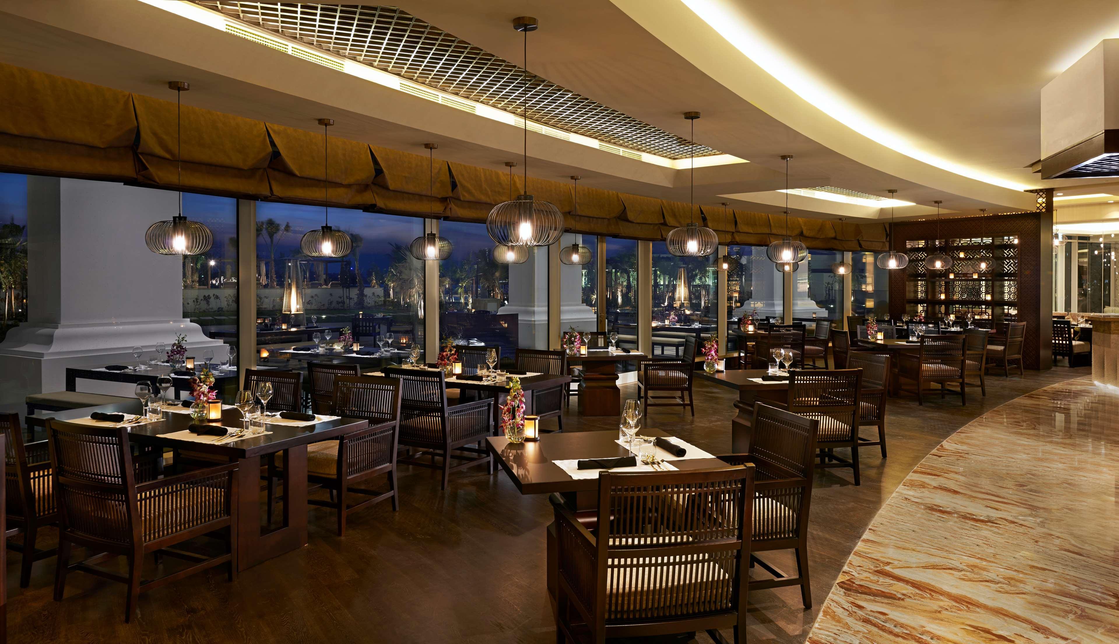 Waldorf Astoria Dubai Palm Jumeirah Esterno foto The interior of the restaurant