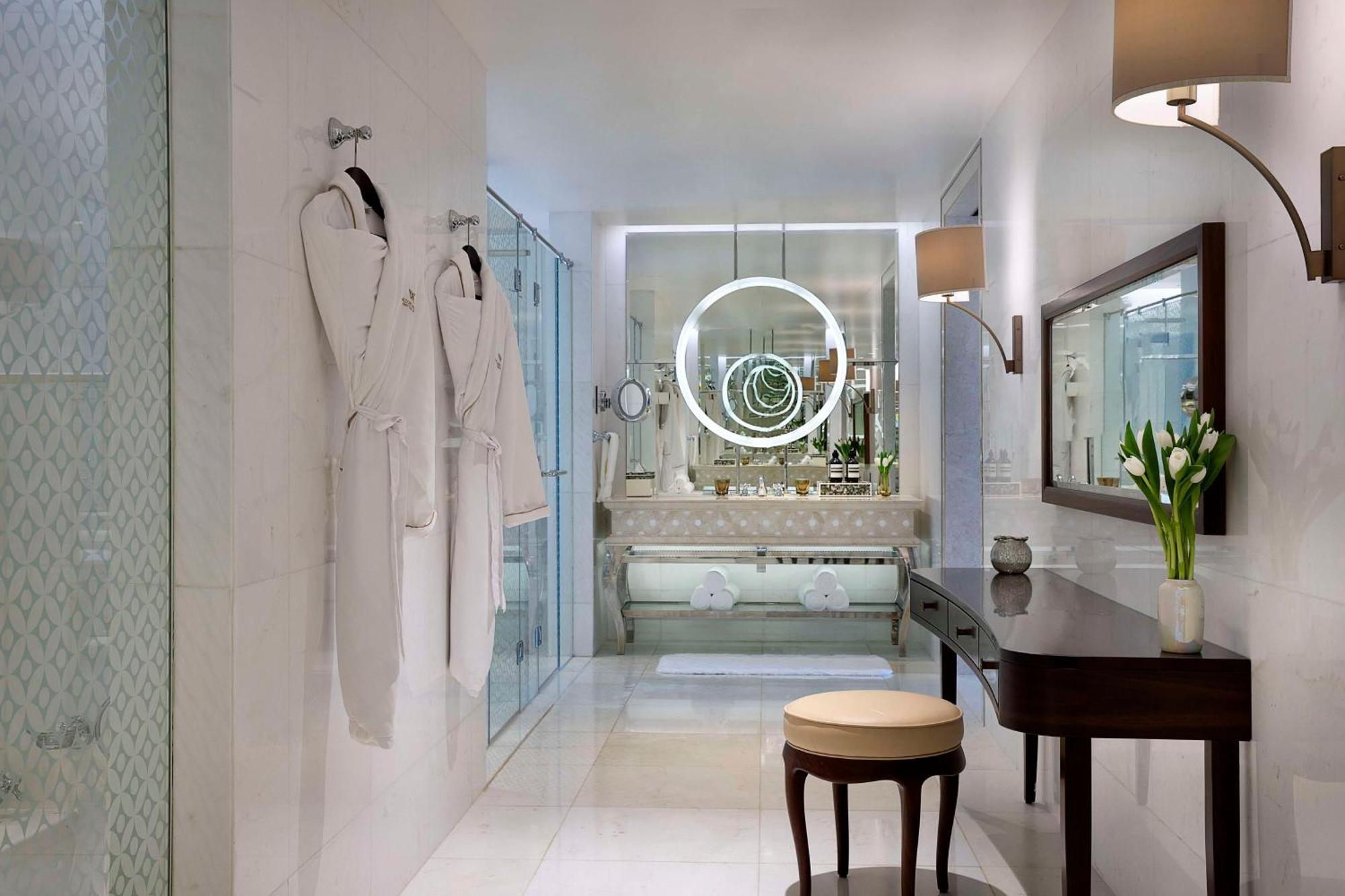 Waldorf Astoria Dubai Palm Jumeirah Esterno foto Bathroom
